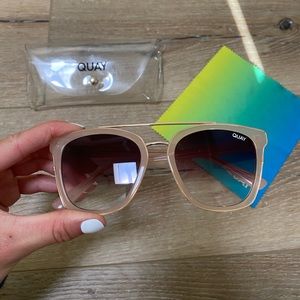 ‘Sweet Dreams’ Quay (Light pink/beige)